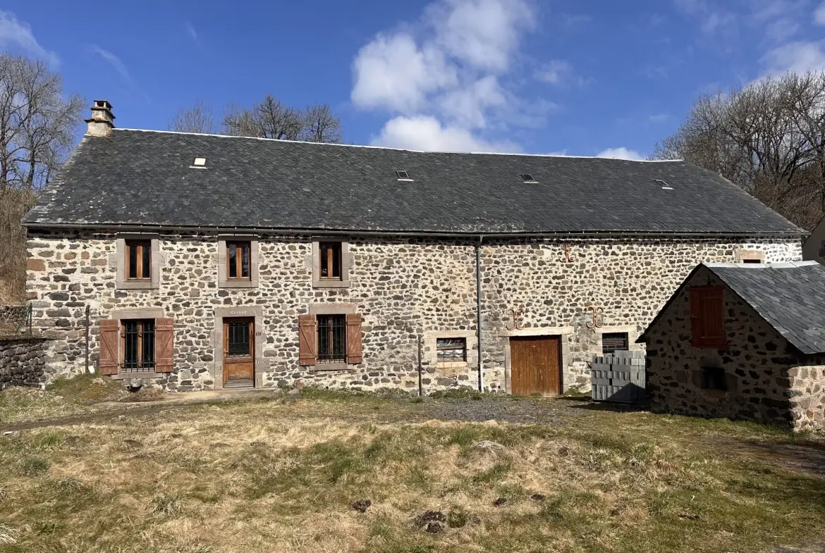 Corps de ferme à vendre à Pradiers avec potentiel de 400 m² habitables 