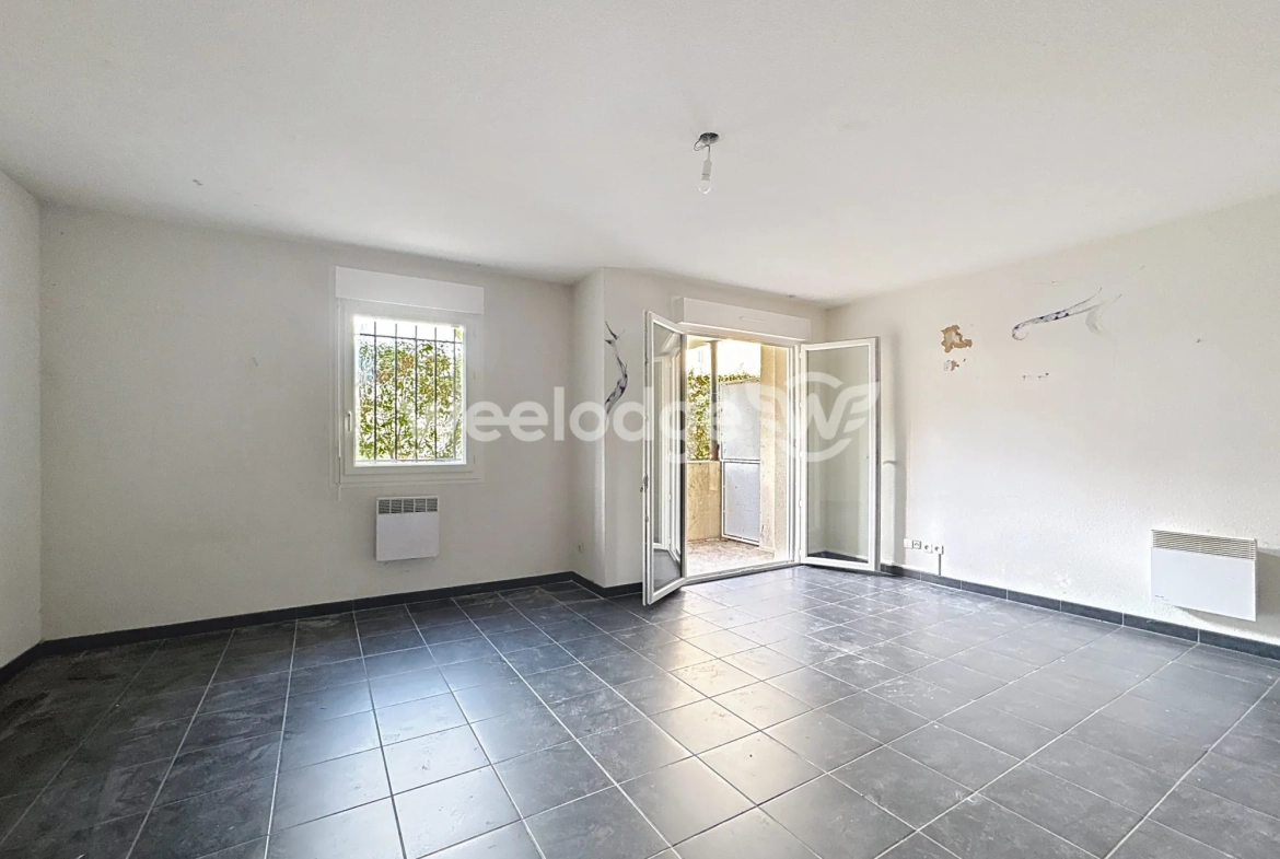 À vendre studio lumineux à Chanteloup-les-Vignes avec terrasse et parking 
