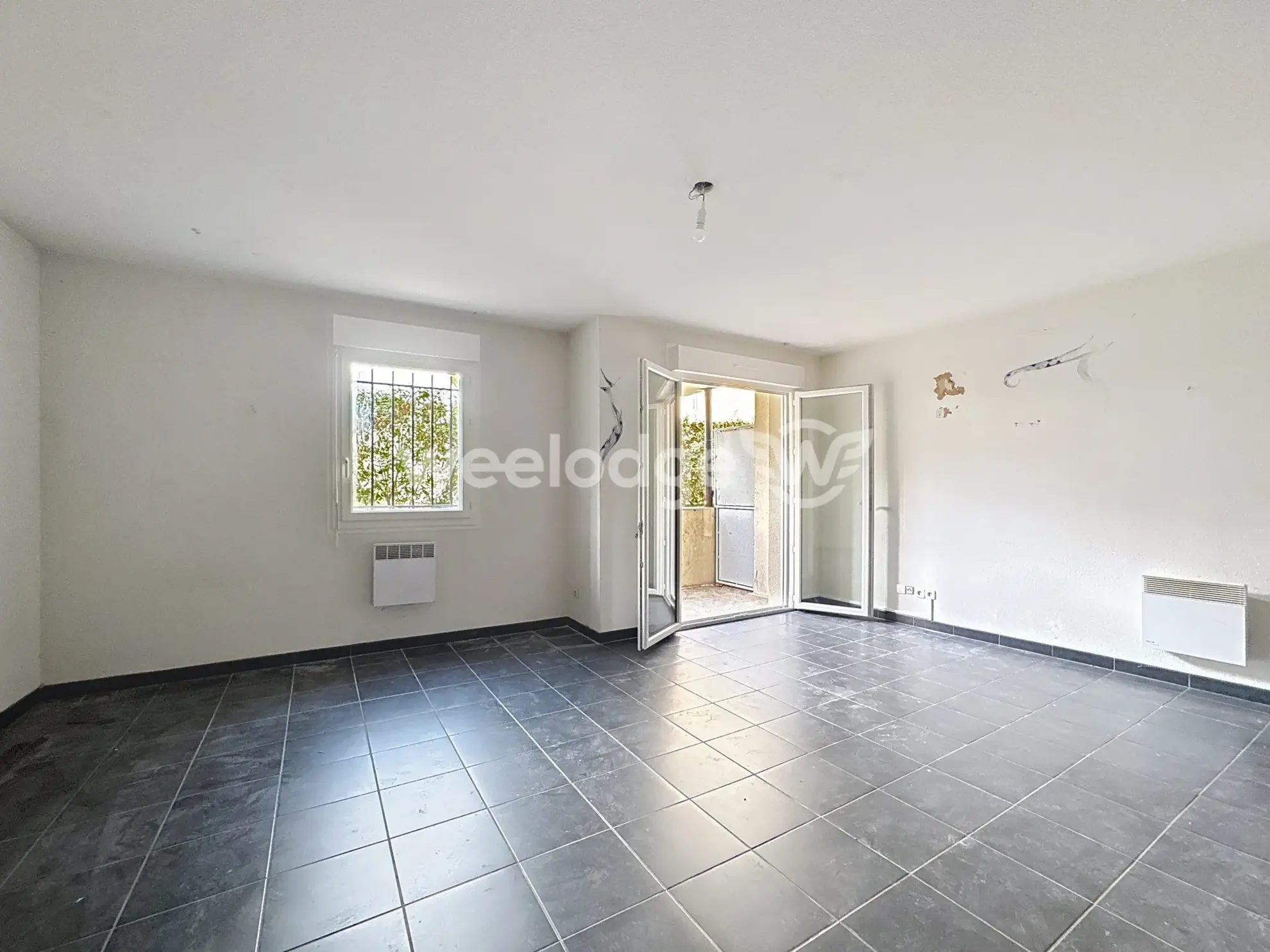 À vendre studio lumineux à Chanteloup-les-Vignes avec terrasse et parking 