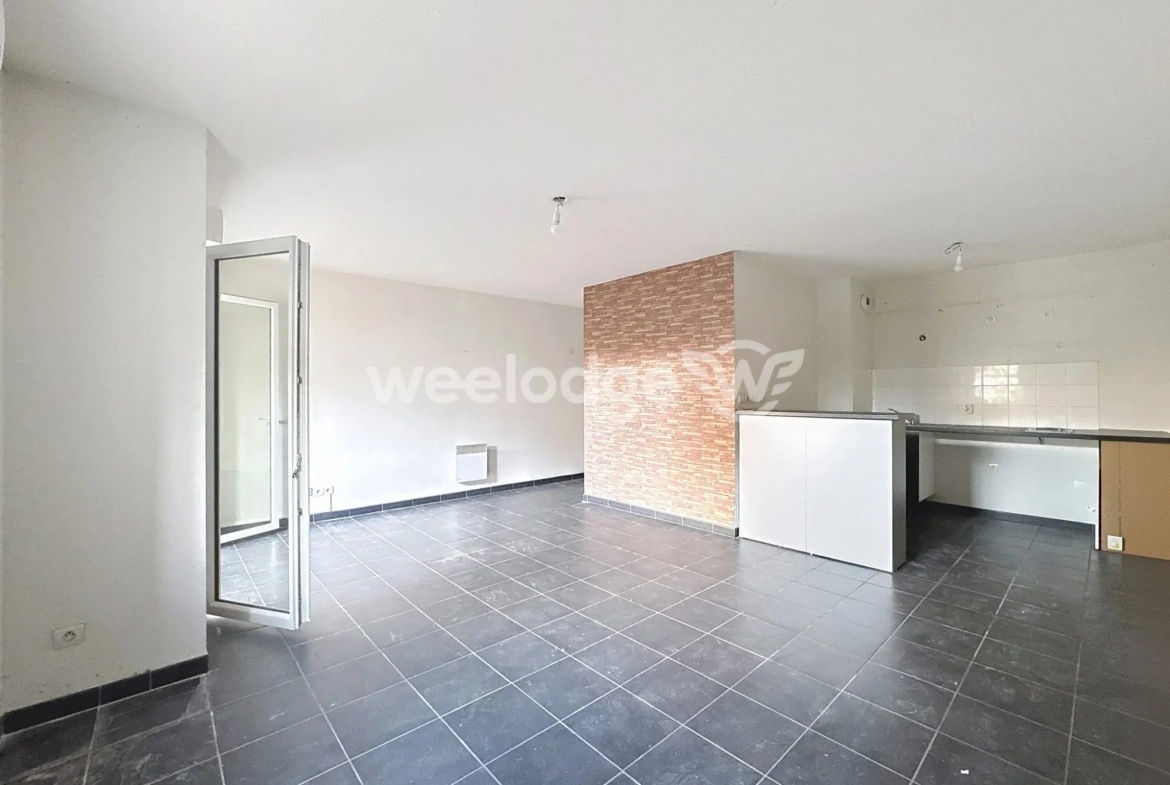 À vendre studio lumineux à Chanteloup-les-Vignes avec terrasse et parking 