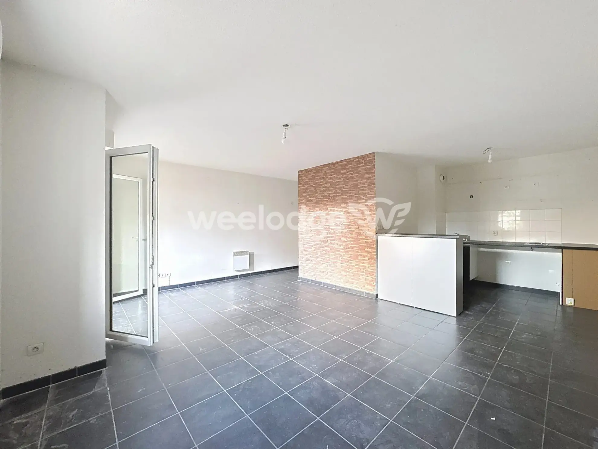 À vendre studio lumineux à Chanteloup-les-Vignes avec terrasse et parking 