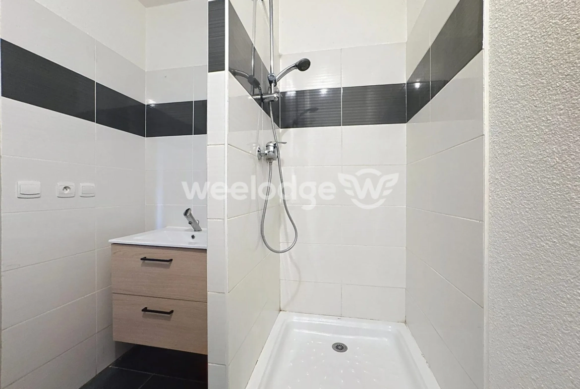 À vendre studio lumineux à Chanteloup-les-Vignes avec terrasse et parking 