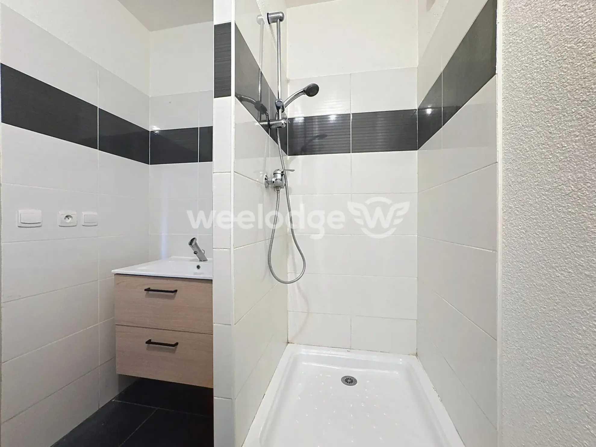À vendre studio lumineux à Chanteloup-les-Vignes avec terrasse et parking 