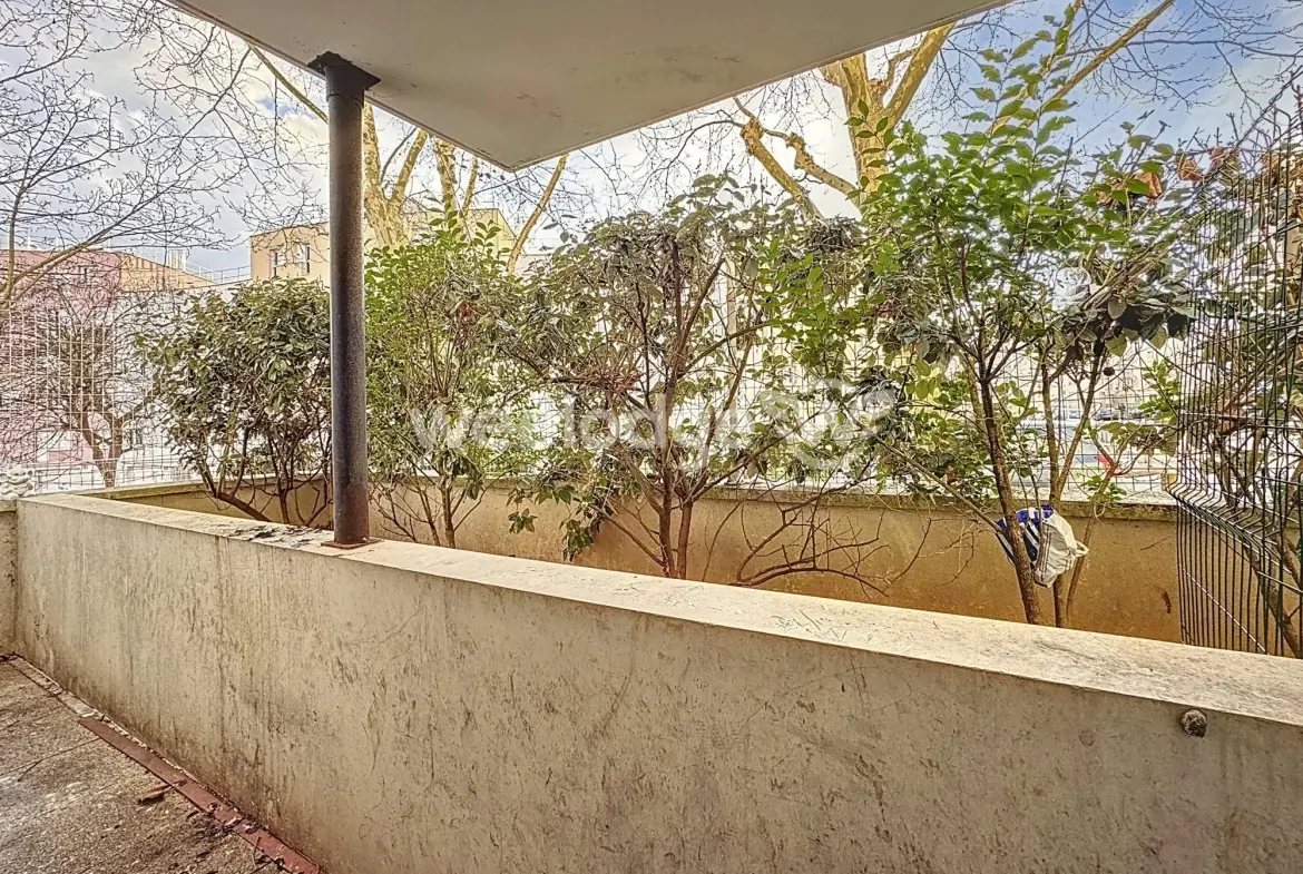 À vendre studio lumineux à Chanteloup-les-Vignes avec terrasse et parking 