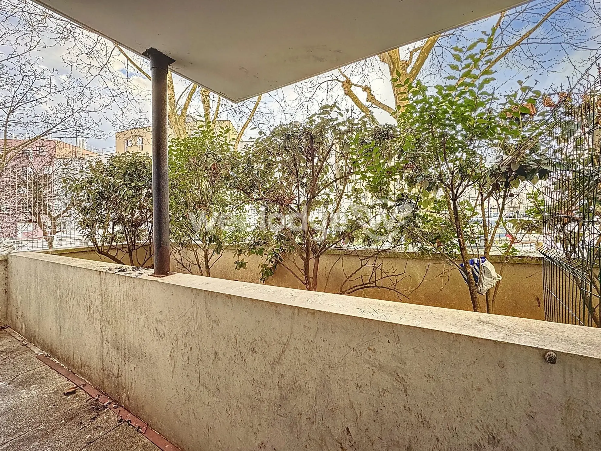 À vendre studio lumineux à Chanteloup-les-Vignes avec terrasse et parking 