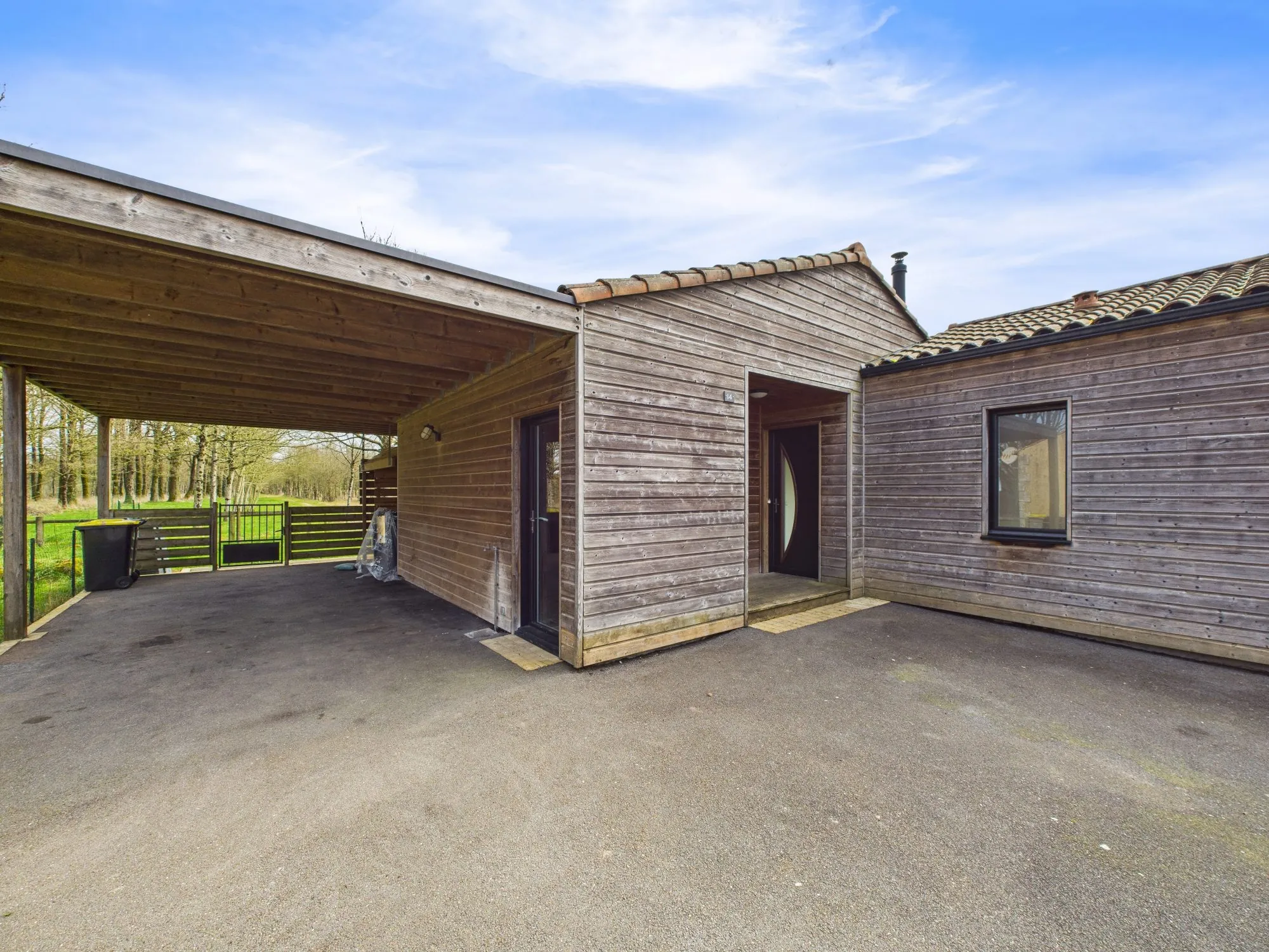 Maison de plain-pied économe en énergie avec terrasse et panneaux solaires à Puy-de-Serre 