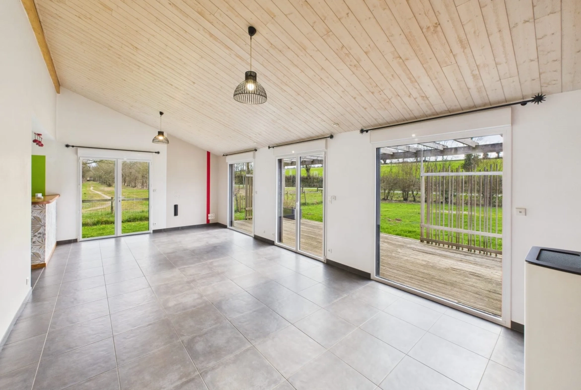 Maison de plain-pied économe en énergie avec terrasse et panneaux solaires à Puy-de-Serre 