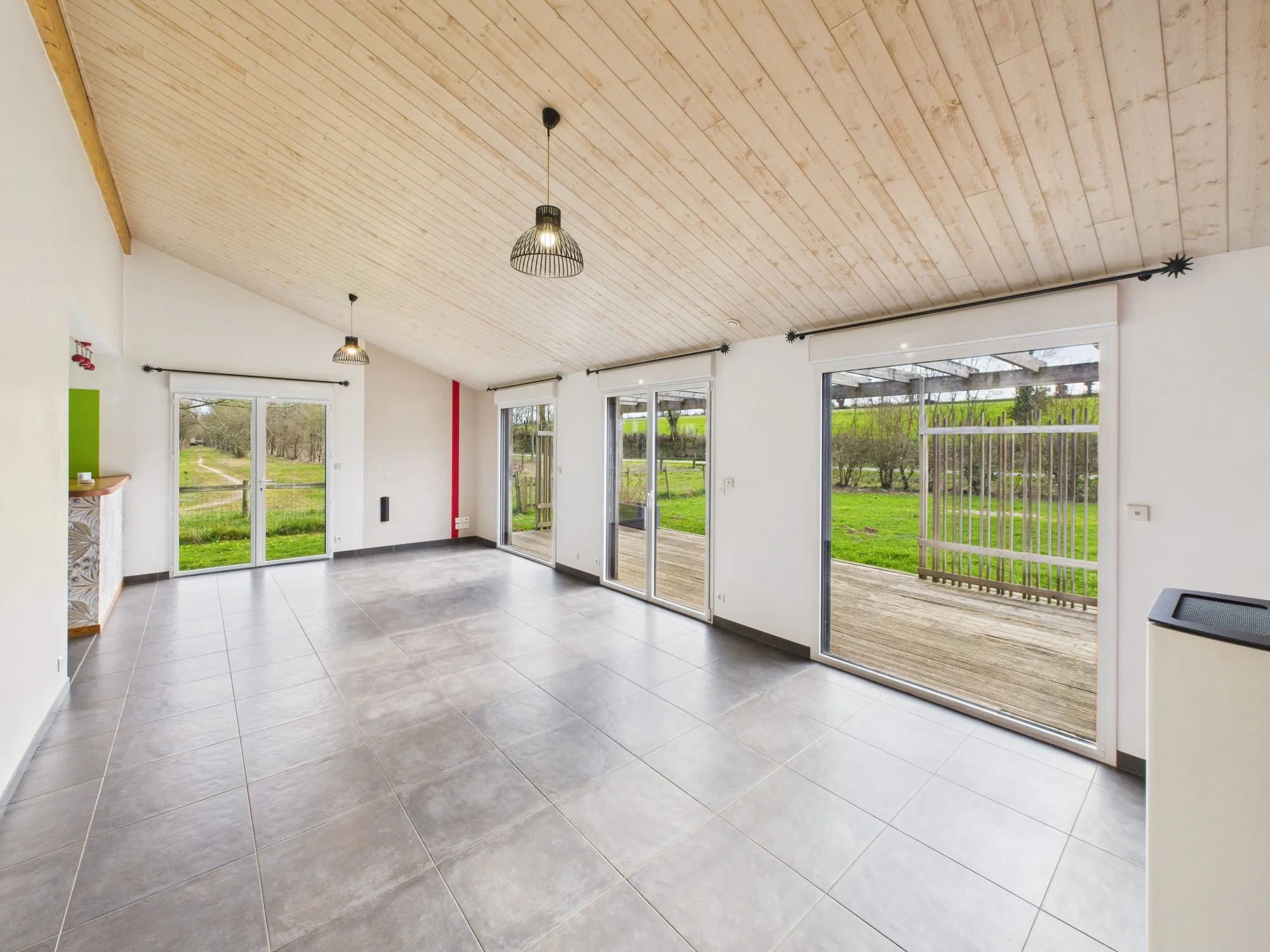 Maison de plain-pied économe en énergie avec terrasse et panneaux solaires à Puy-de-Serre 