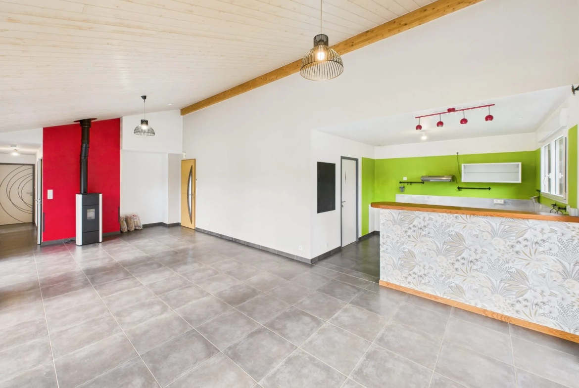 Maison de plain-pied économe en énergie avec terrasse et panneaux solaires à Puy-de-Serre 
