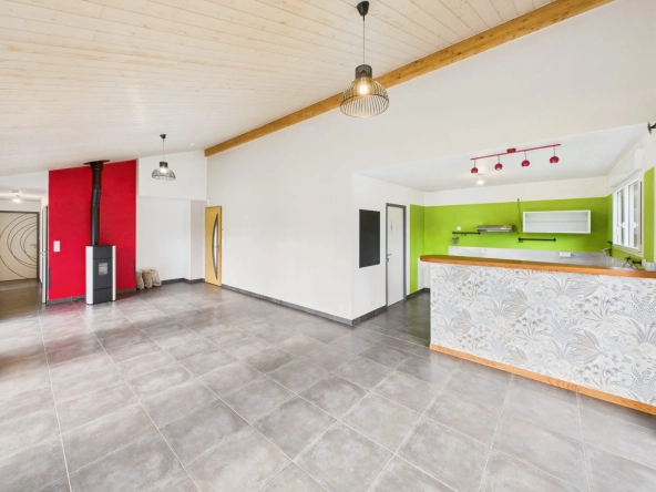 Maison de plain-pied économe en énergie avec terrasse et panneaux solaires à Puy-de-Serre