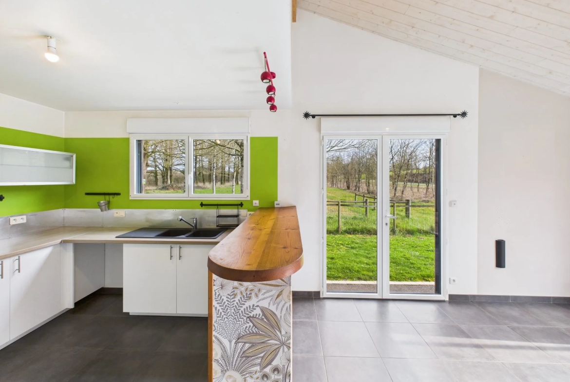 Maison de plain-pied économe en énergie avec terrasse et panneaux solaires à Puy-de-Serre 