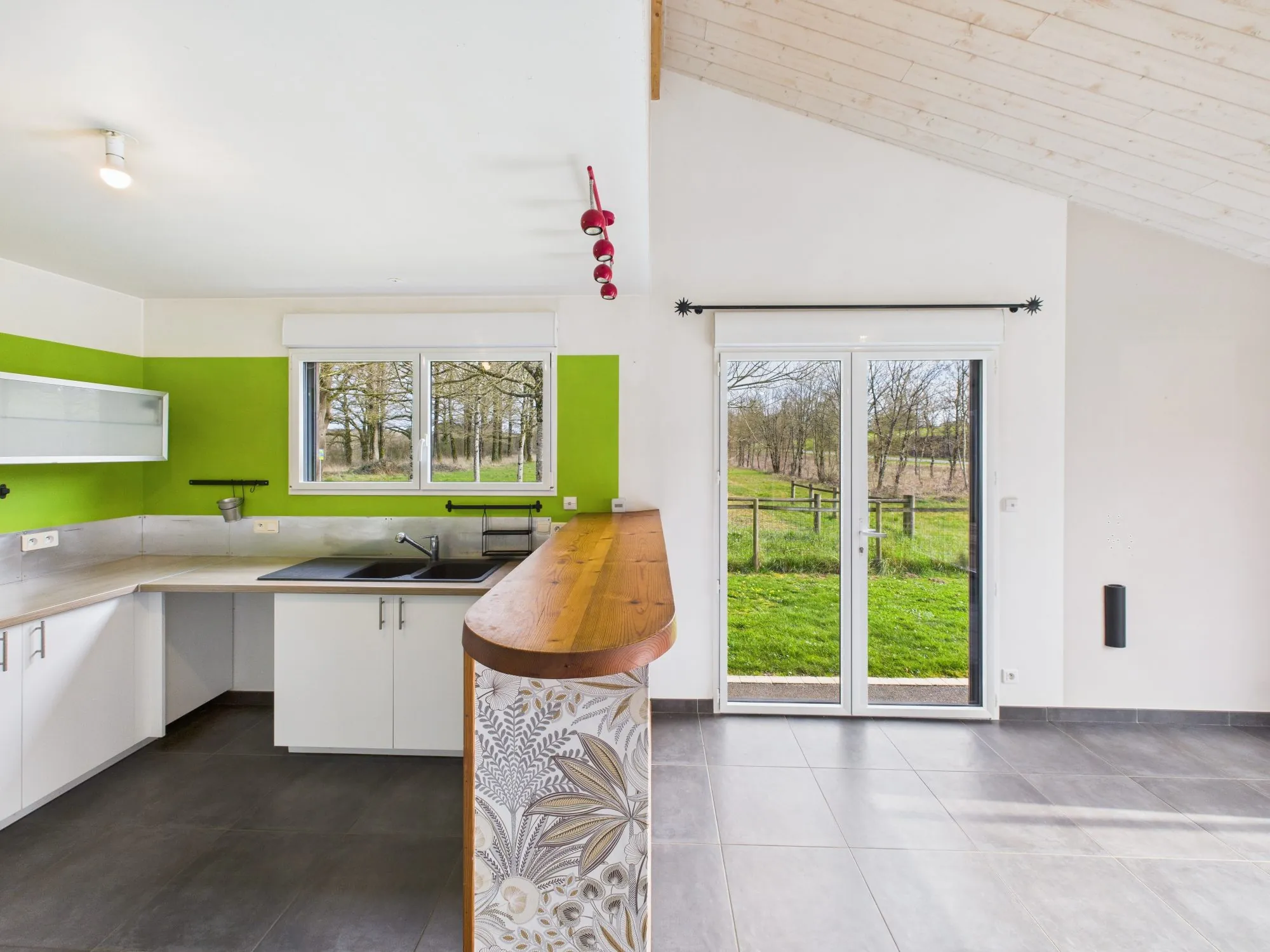 Maison de plain-pied économe en énergie avec terrasse et panneaux solaires à Puy-de-Serre 