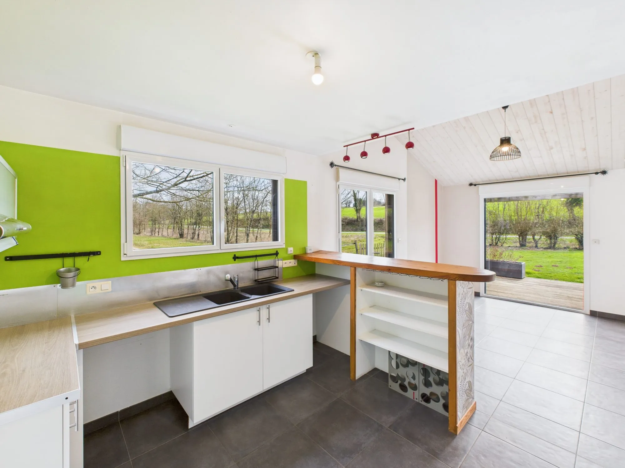 Maison de plain-pied économe en énergie avec terrasse et panneaux solaires à Puy-de-Serre 