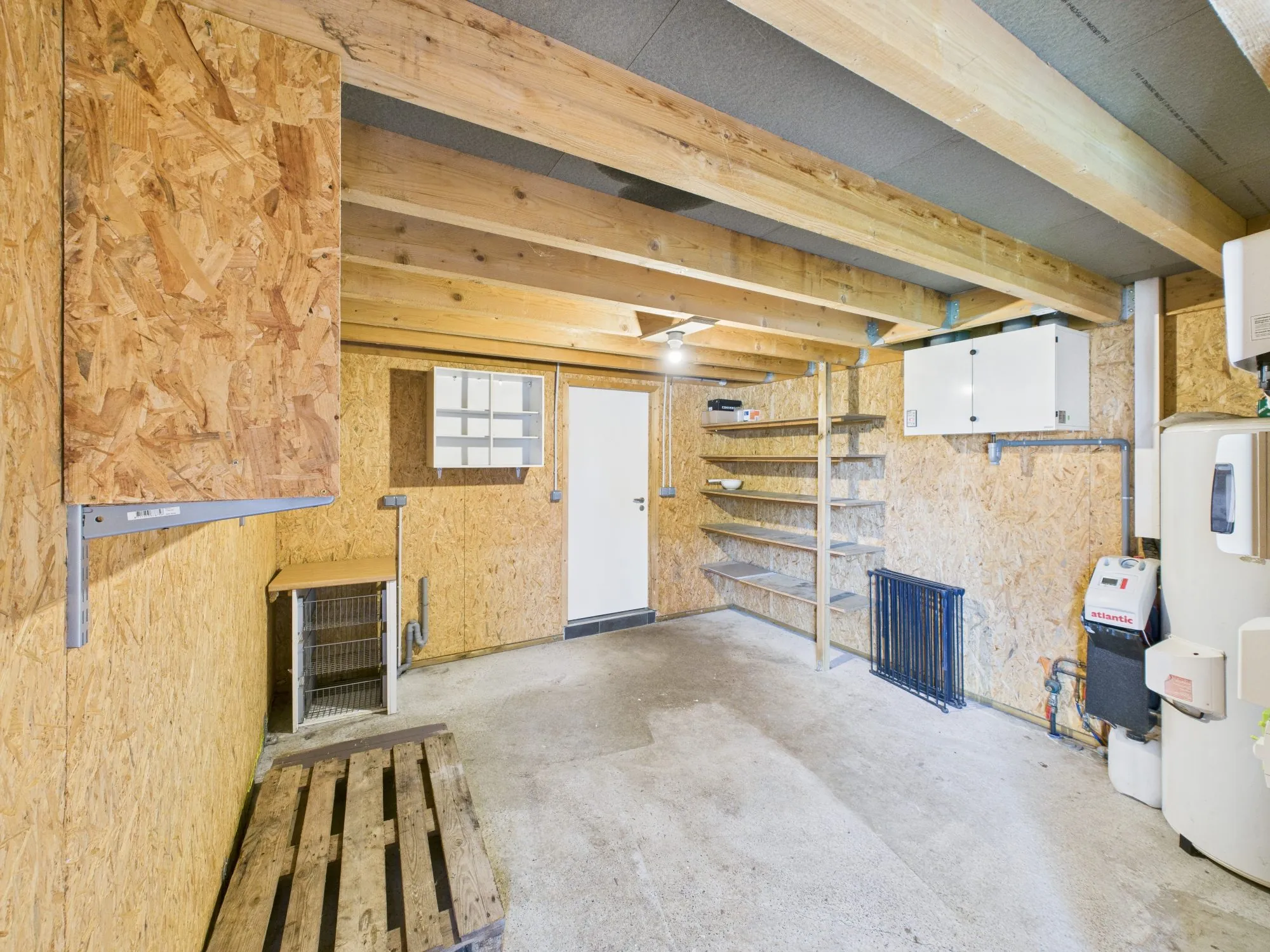 Maison de plain-pied économe en énergie avec terrasse et panneaux solaires à Puy-de-Serre 