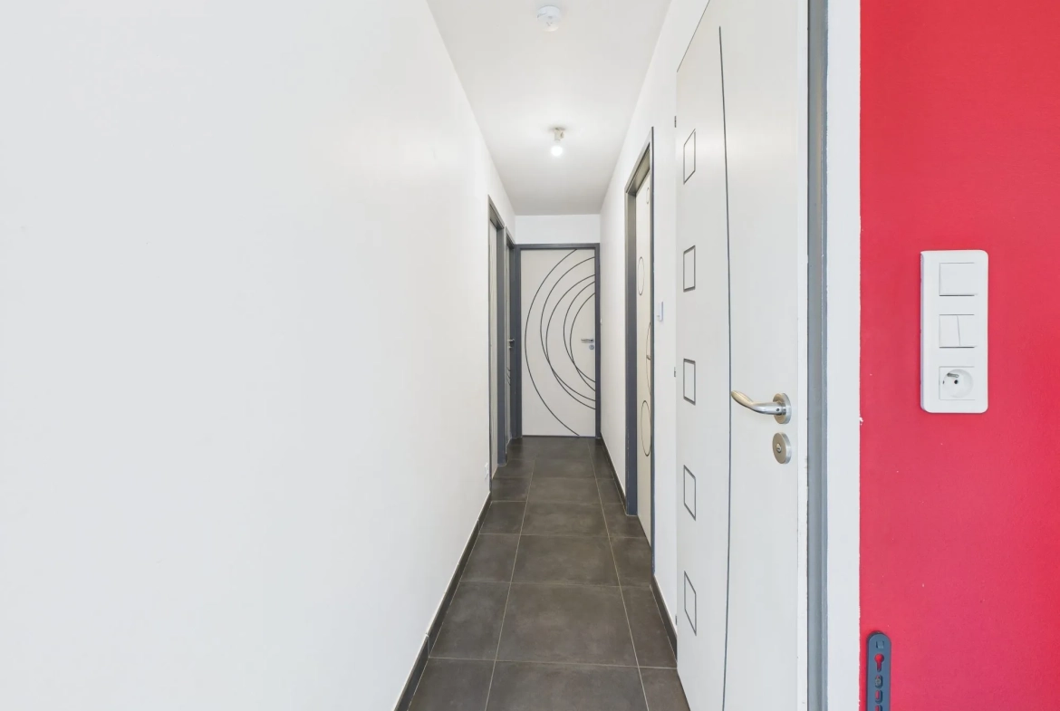 Maison de plain-pied économe en énergie avec terrasse et panneaux solaires à Puy-de-Serre 
