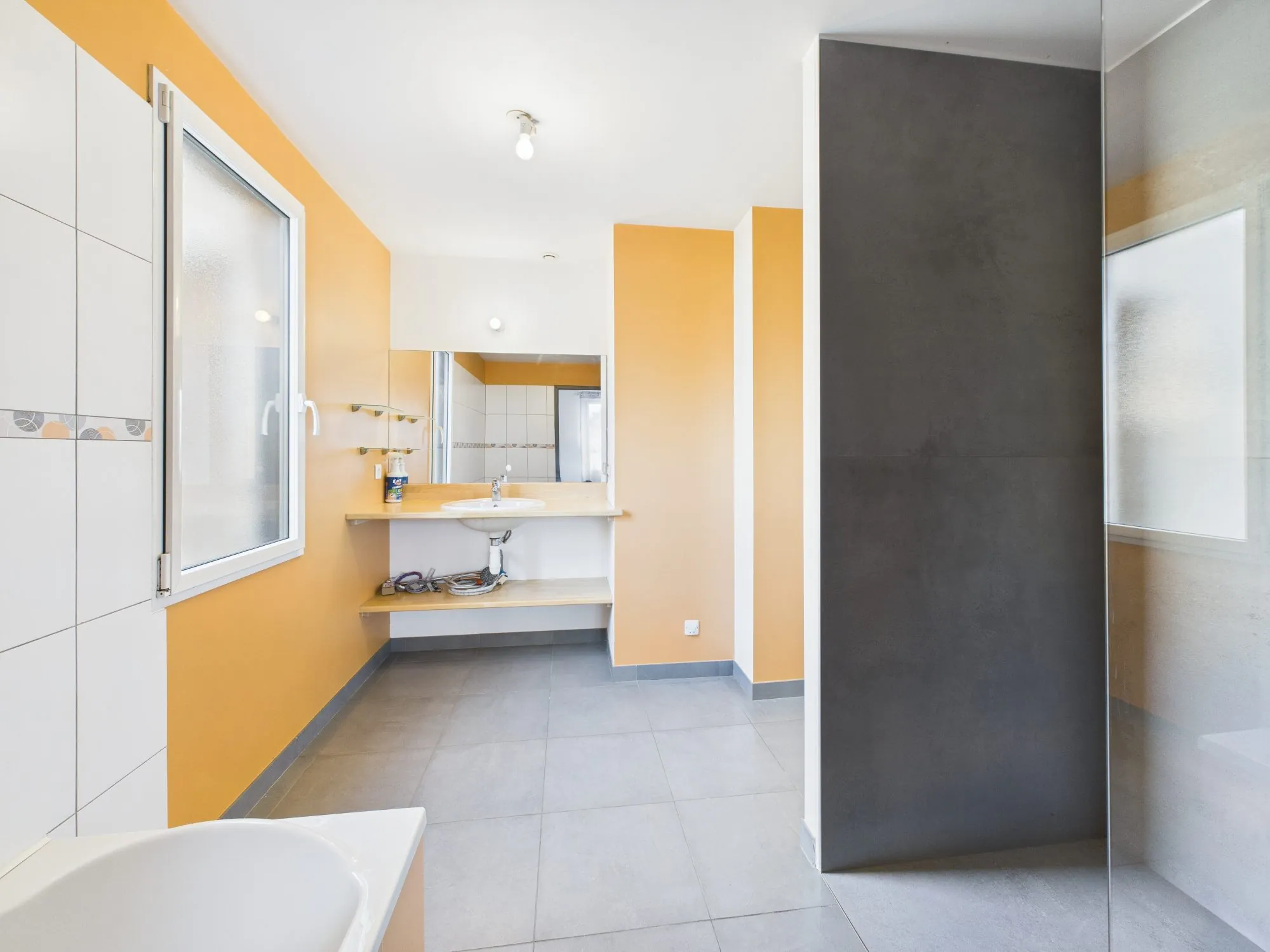 Maison de plain-pied économe en énergie avec terrasse et panneaux solaires à Puy-de-Serre 