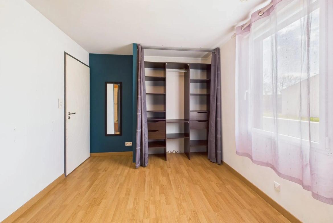 Maison de plain-pied économe en énergie avec terrasse et panneaux solaires à Puy-de-Serre 