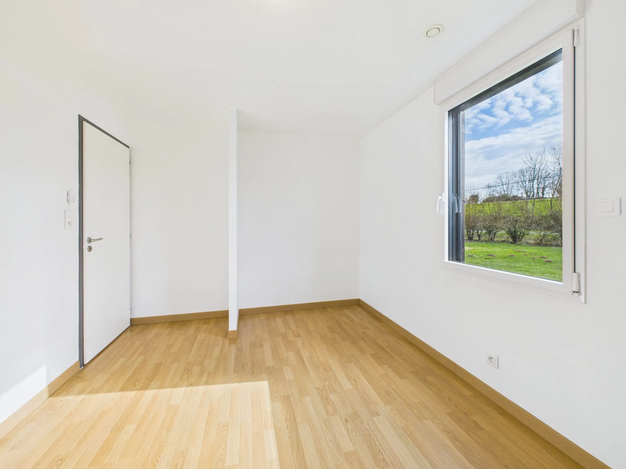 Maison de plain-pied économe en énergie avec terrasse et panneaux solaires à Puy-de-Serre 