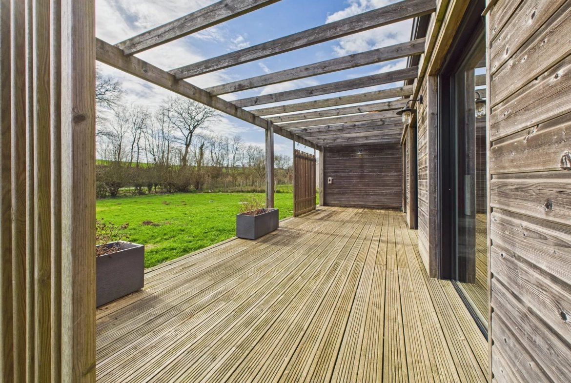 Maison de plain-pied économe en énergie avec terrasse et panneaux solaires à Puy-de-Serre 