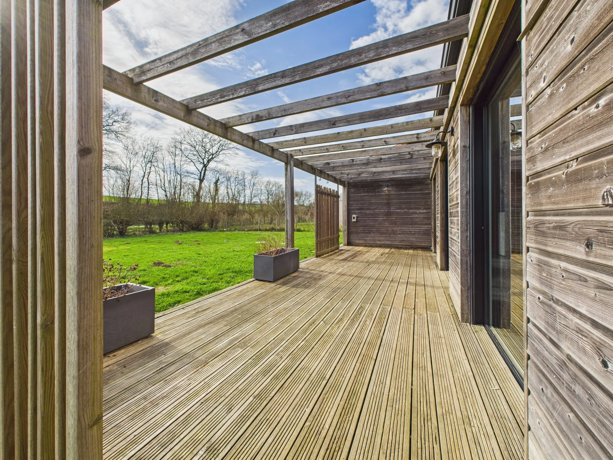 Maison de plain-pied économe en énergie avec terrasse et panneaux solaires à Puy-de-Serre 