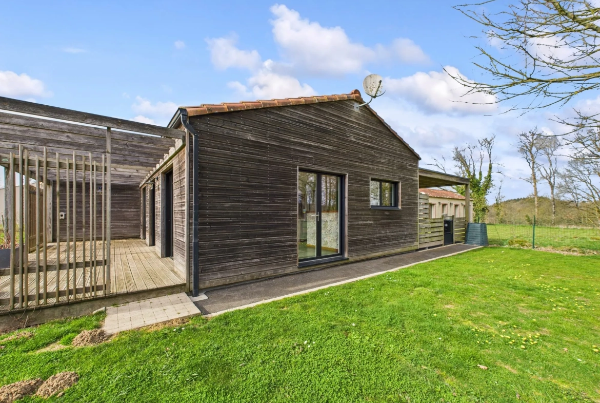 Maison de plain-pied économe en énergie avec terrasse et panneaux solaires à Puy-de-Serre 