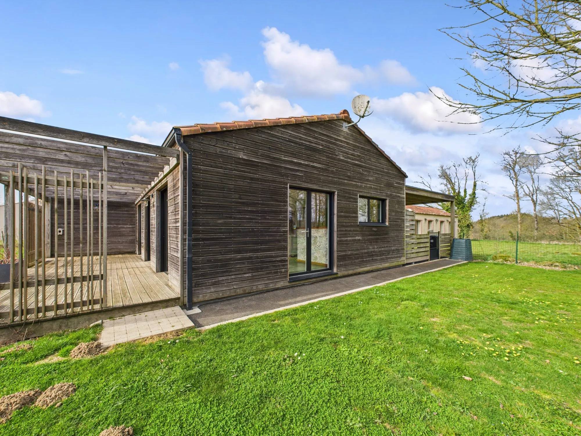 Maison de plain-pied économe en énergie avec terrasse et panneaux solaires à Puy-de-Serre 