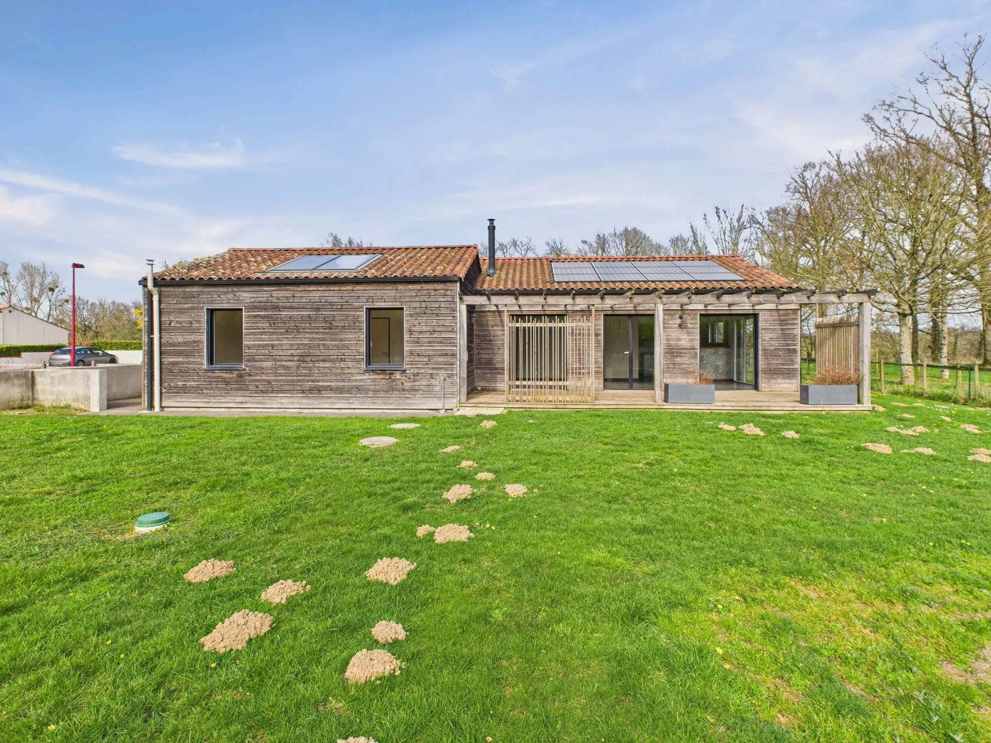 Maison de plain-pied économe en énergie avec terrasse et panneaux solaires à Puy-de-Serre 