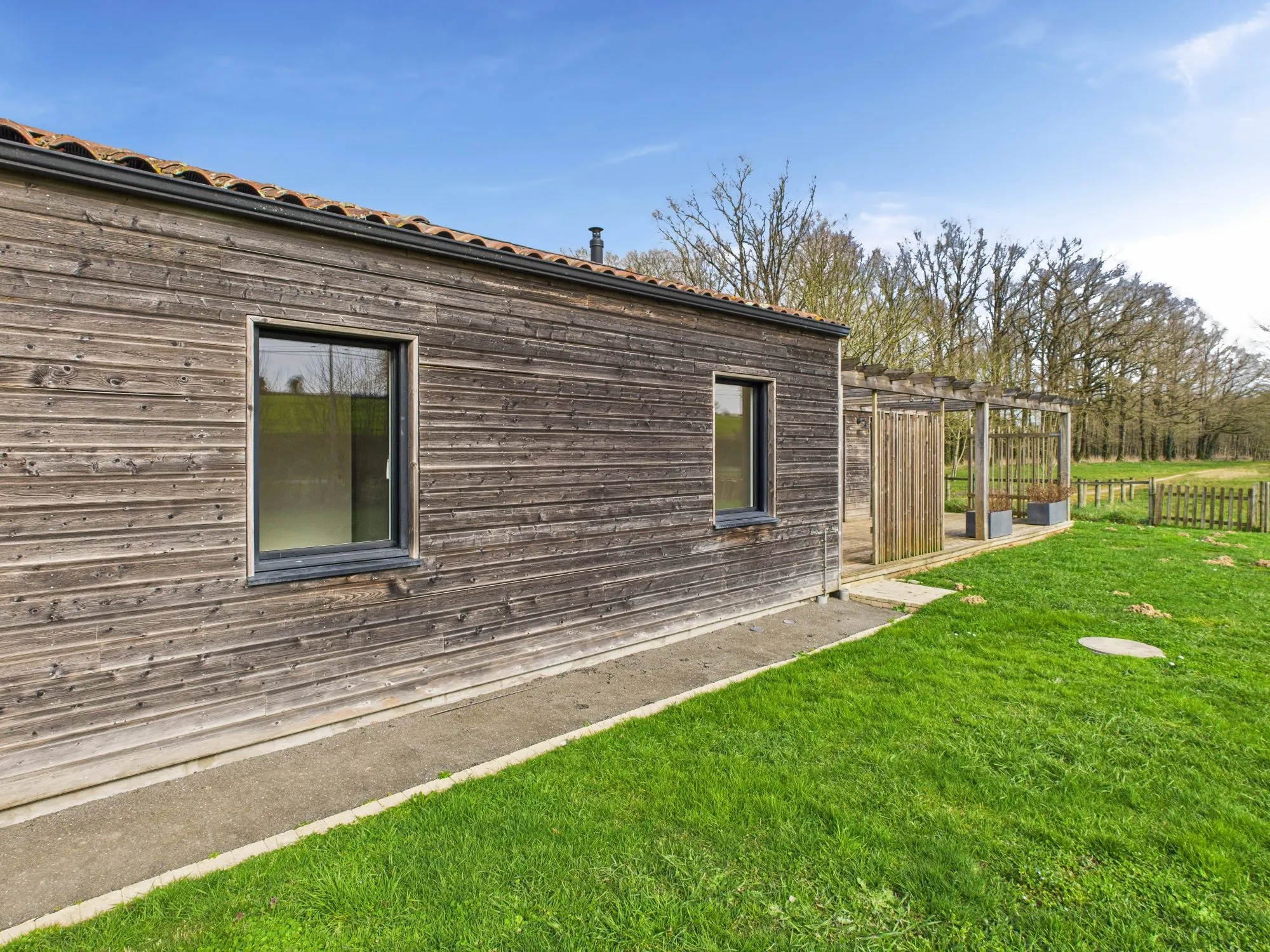 Maison de plain-pied économe en énergie avec terrasse et panneaux solaires à Puy-de-Serre 
