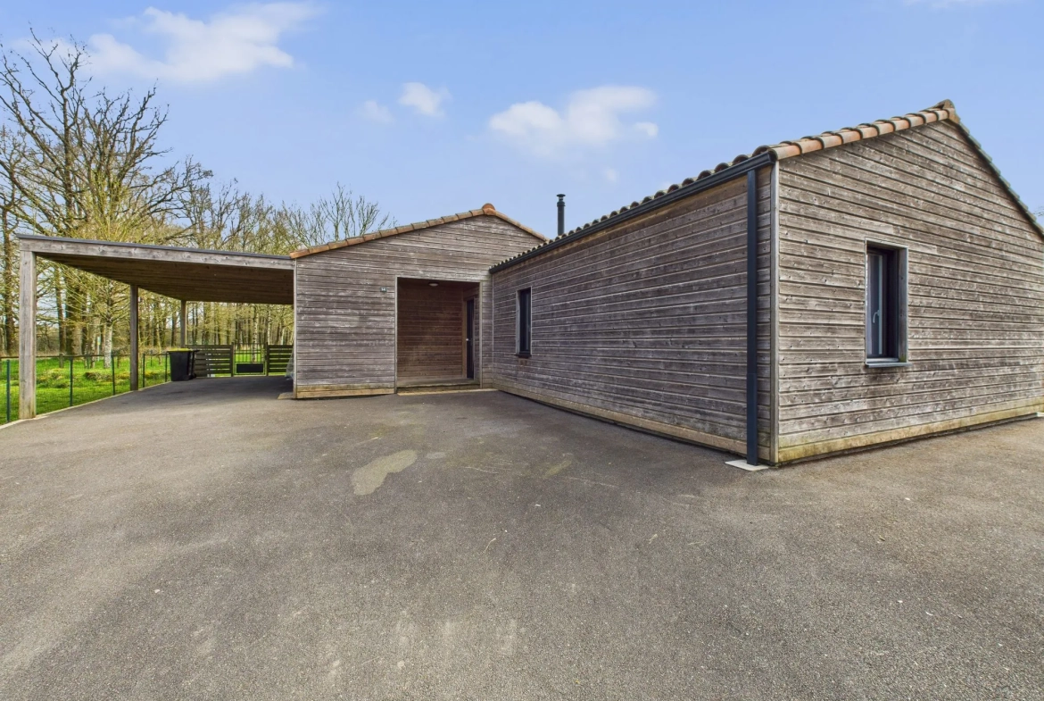 Maison de plain-pied économe en énergie avec terrasse et panneaux solaires à Puy-de-Serre 