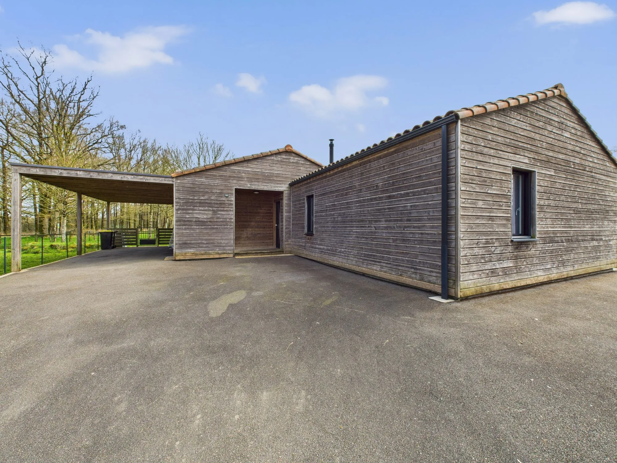Maison de plain-pied économe en énergie avec terrasse et panneaux solaires à Puy-de-Serre 