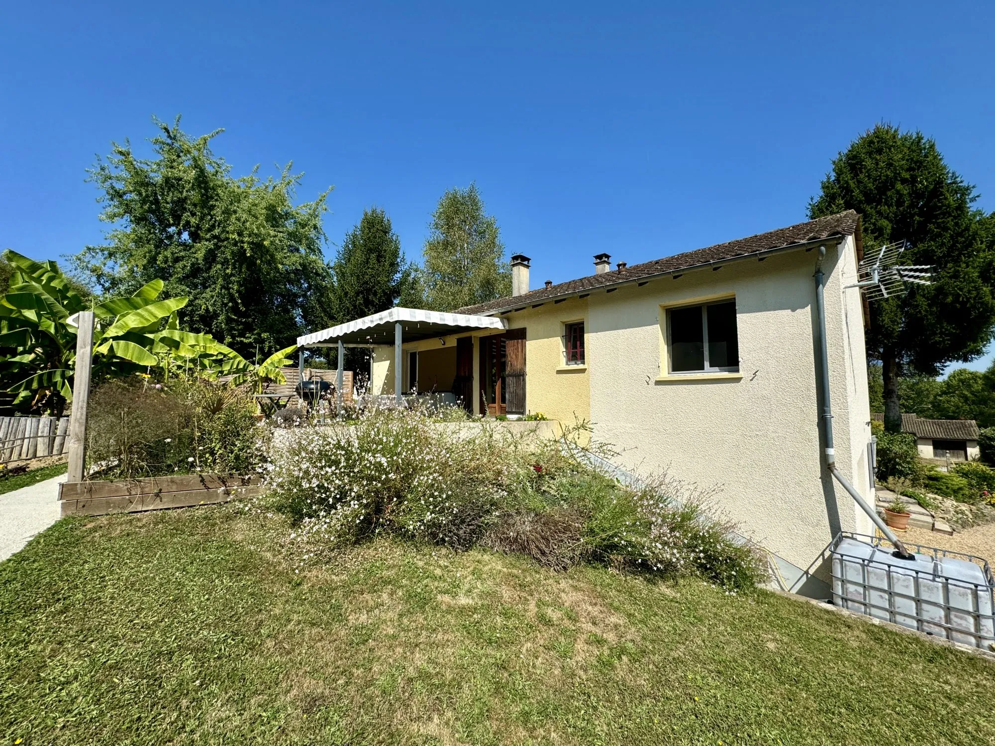 Maison entièrement rénovée avec jardin à Firbeix - 4 chambres et garage 