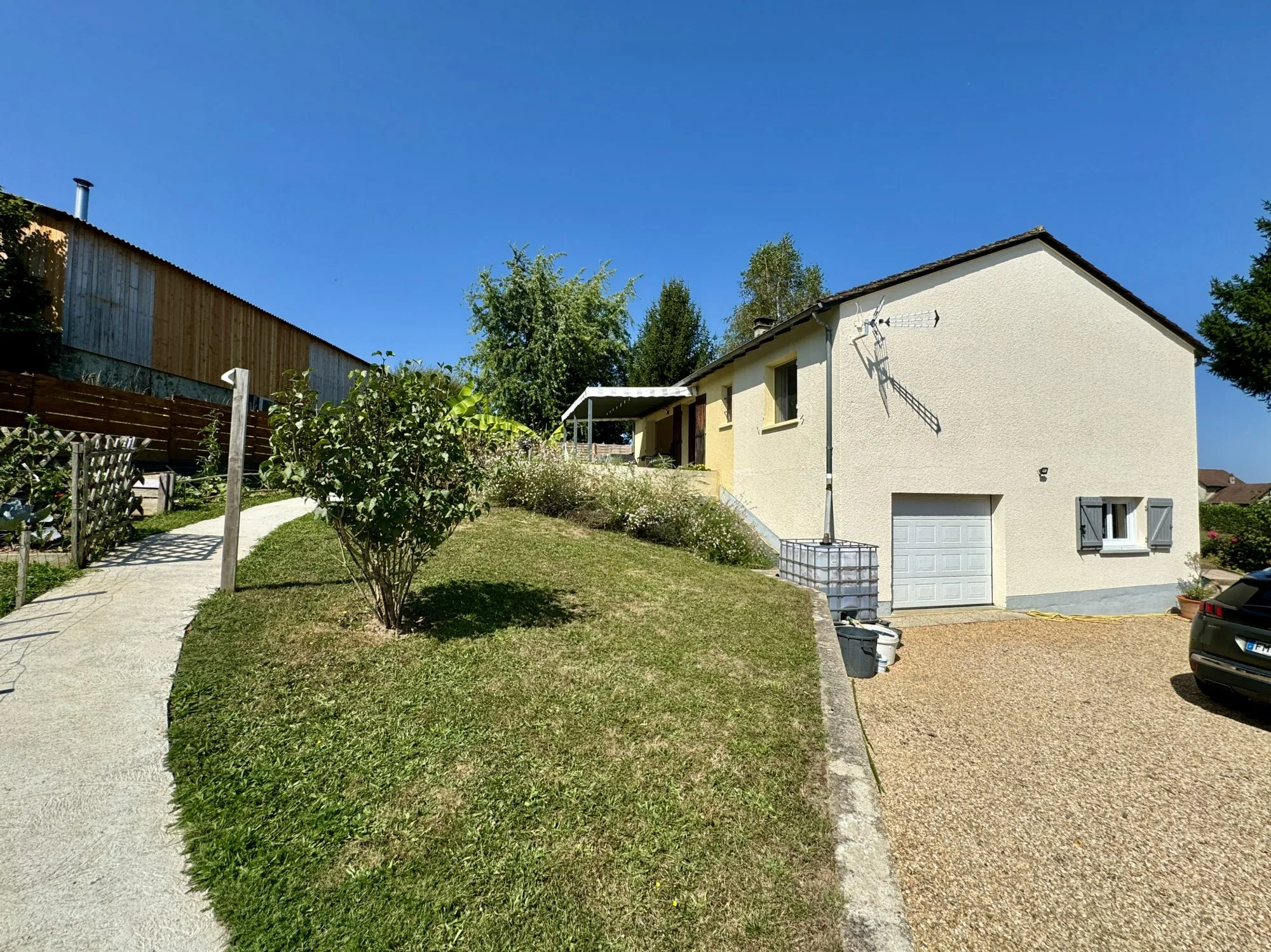 Maison entièrement rénovée avec jardin à Firbeix - 4 chambres et garage 