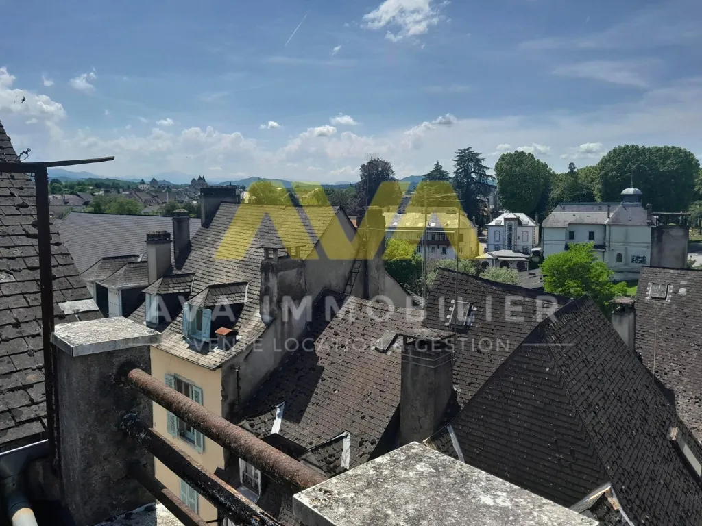 Immeuble de rapport de 210 m² à Oloron en centre-ville, loué et prêt à investir 