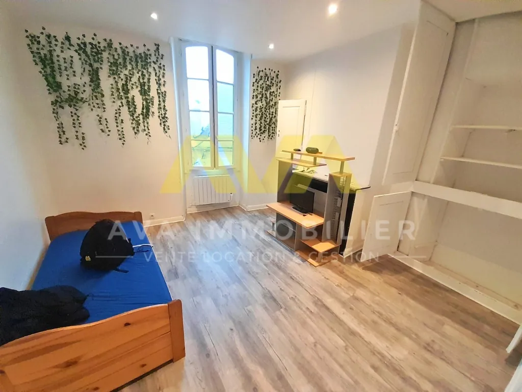 Immeuble de rapport de 210 m² à Oloron en centre-ville, loué et prêt à investir 