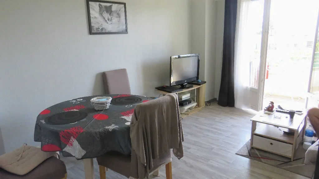 Appartement T3 loué à Toulon Brunet avec terrasse et cave, rendement attractif 