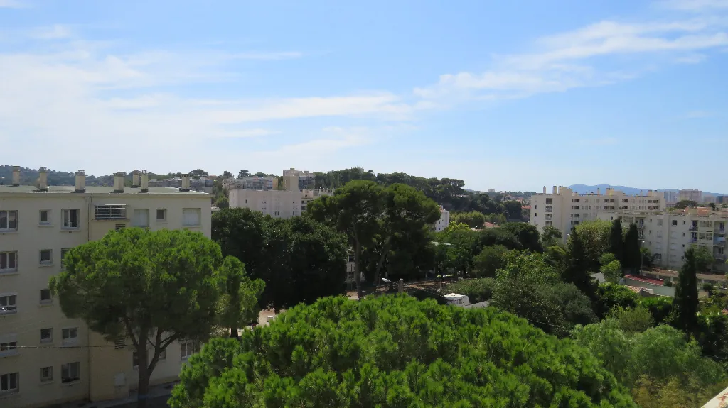 Appartement T3 loué à Toulon Brunet avec terrasse et cave, rendement attractif 
