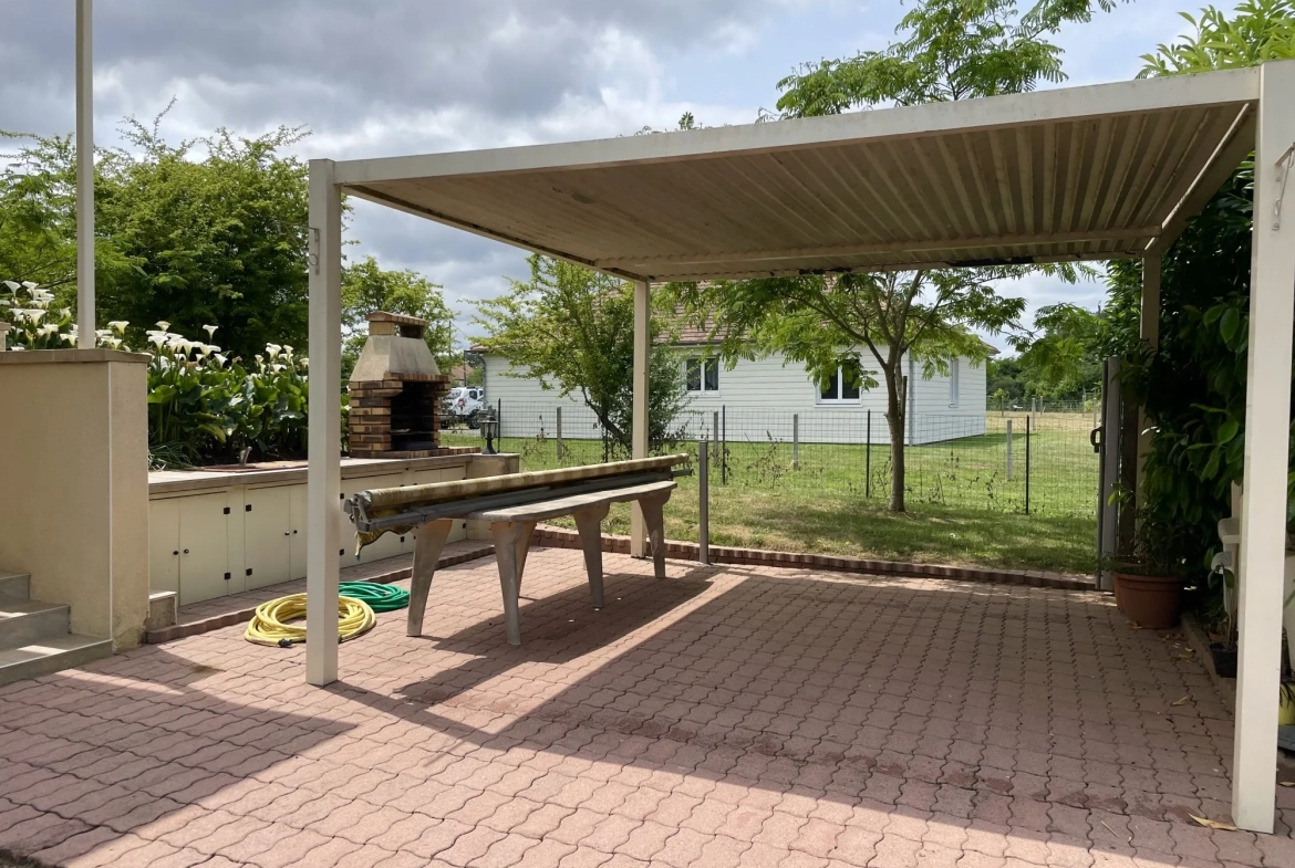 Pergola  Pavillon individuel 3 chambres avec terrain et dépendances à Torcé-en-Vallée 