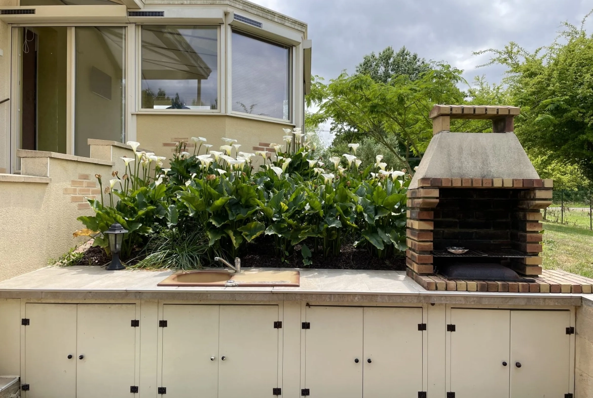 Cuisine d'été Pavillon individuel 3 chambres avec terrain et dépendances à Torcé-en-Vallée 