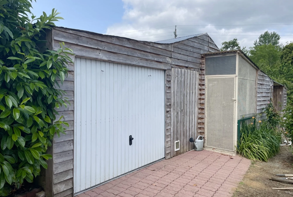 Garage indépendant Pavillon individuel 3 chambres avec terrain et dépendances à Torcé-en-Vallée 