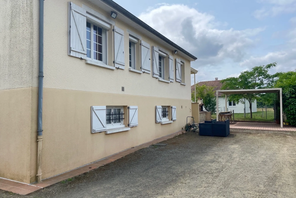 Stationnement arrière maison  Pavillon individuel 3 chambres avec terrain et dépendances à Torcé-en-Vallée 