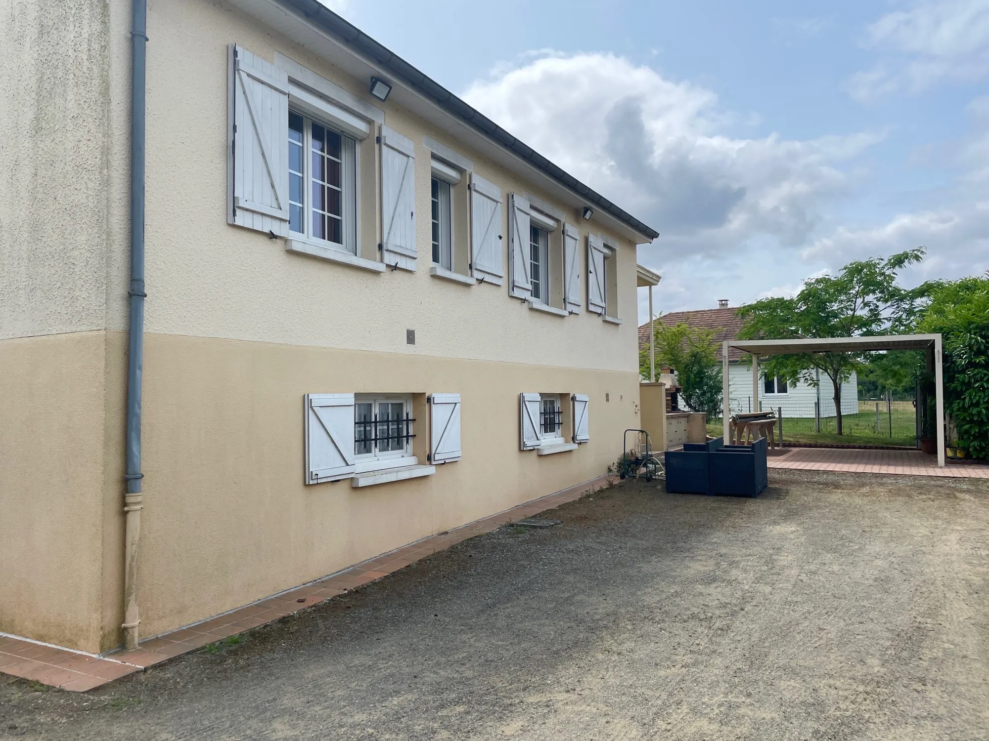 Stationnement arrière maison  Pavillon individuel 3 chambres avec terrain et dépendances à Torcé-en-Vallée 