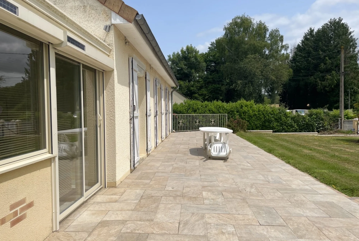 Terrasse en façade Pavillon individuel 3 chambres avec terrain et dépendances à Torcé-en-Vallée 