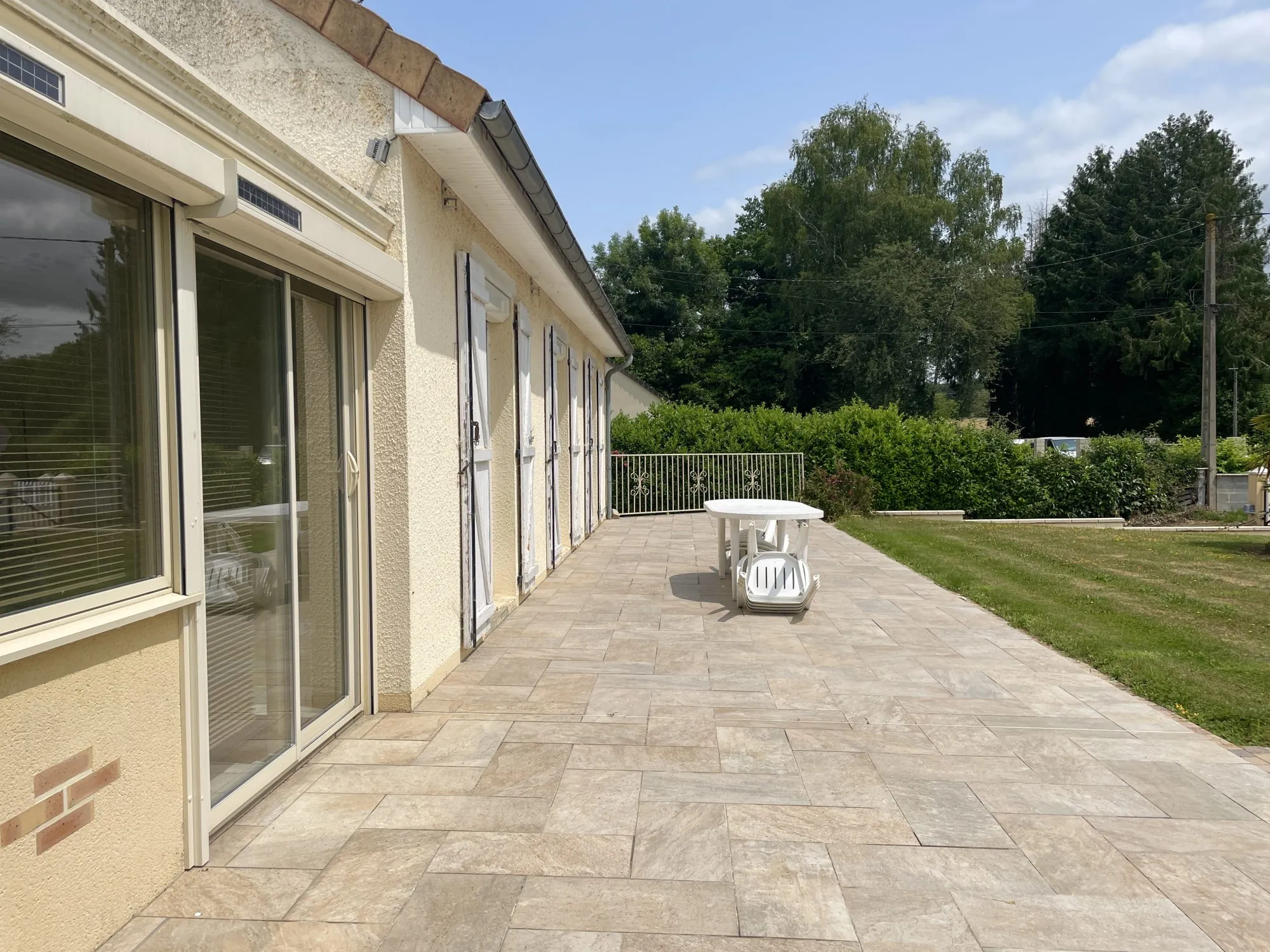 Terrasse en façade Pavillon individuel 3 chambres avec terrain et dépendances à Torcé-en-Vallée 