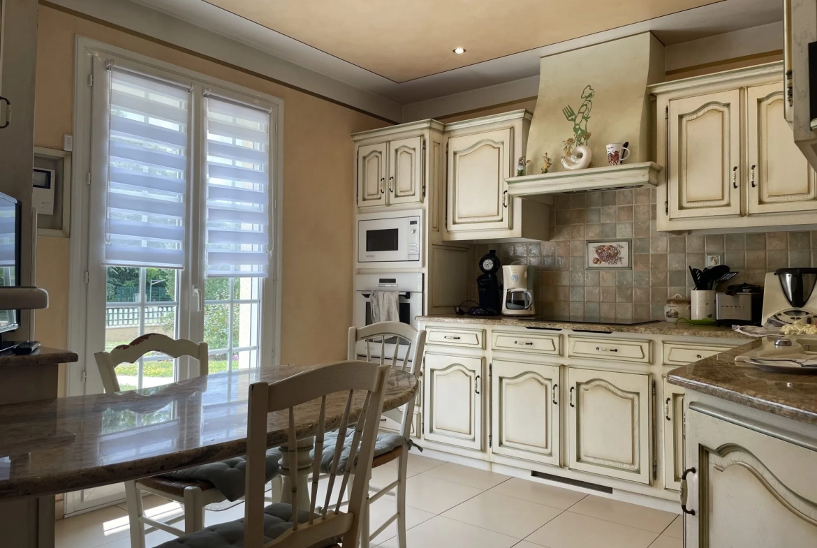 Cuisine Pavillon individuel 3 chambres avec terrain et dépendances à Torcé-en-Vallée 