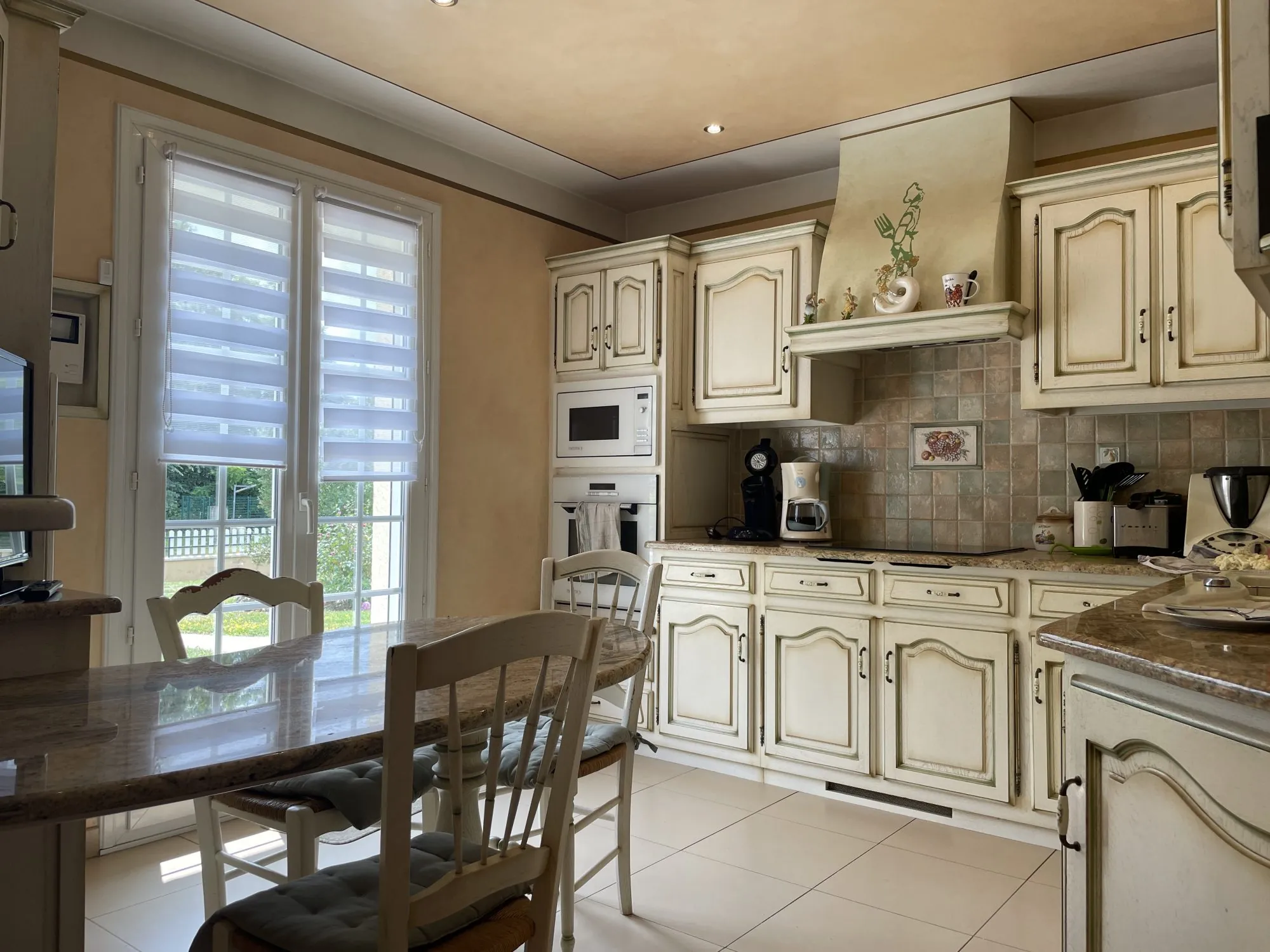 Cuisine Pavillon individuel 3 chambres avec terrain et dépendances à Torcé-en-Vallée 