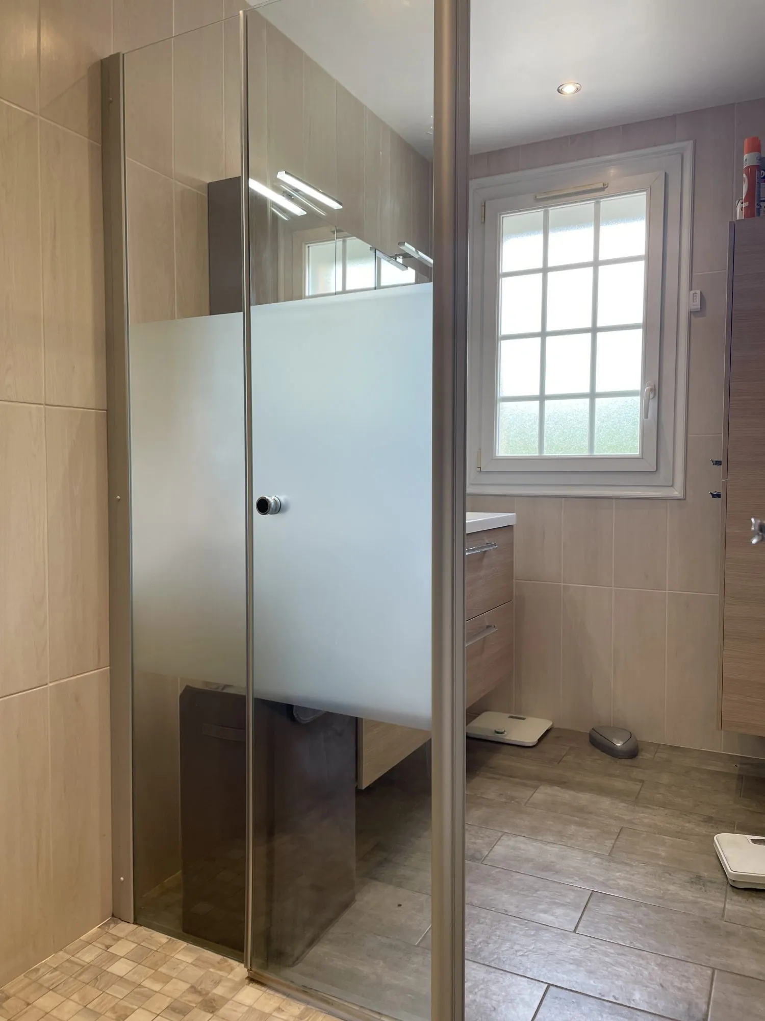 Salle d'eau Pavillon individuel 3 chambres avec terrain et dépendances à Torcé-en-Vallée 