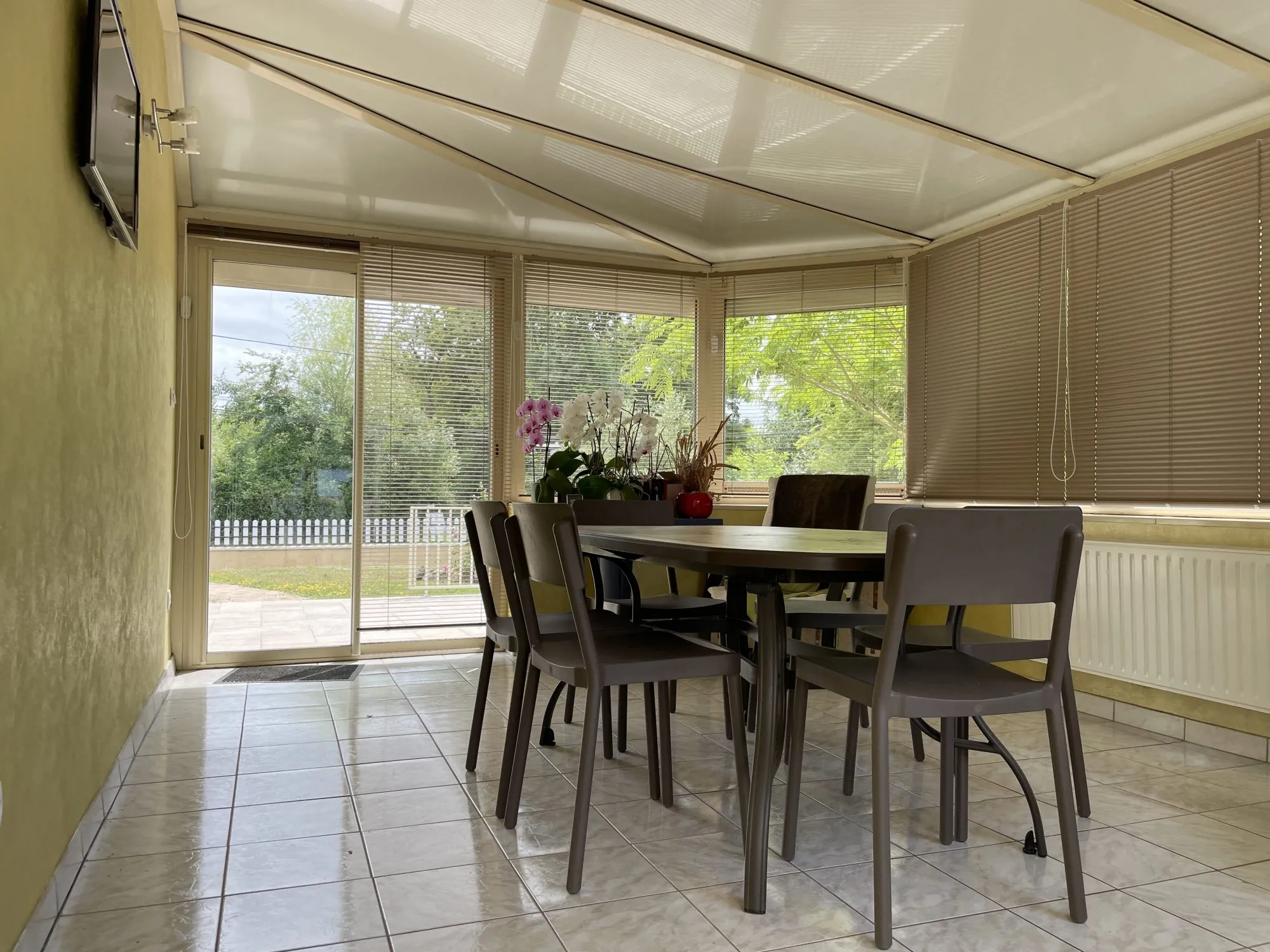 Véranda Pavillon individuel 3 chambres avec terrain et dépendances à Torcé-en-Vallée 