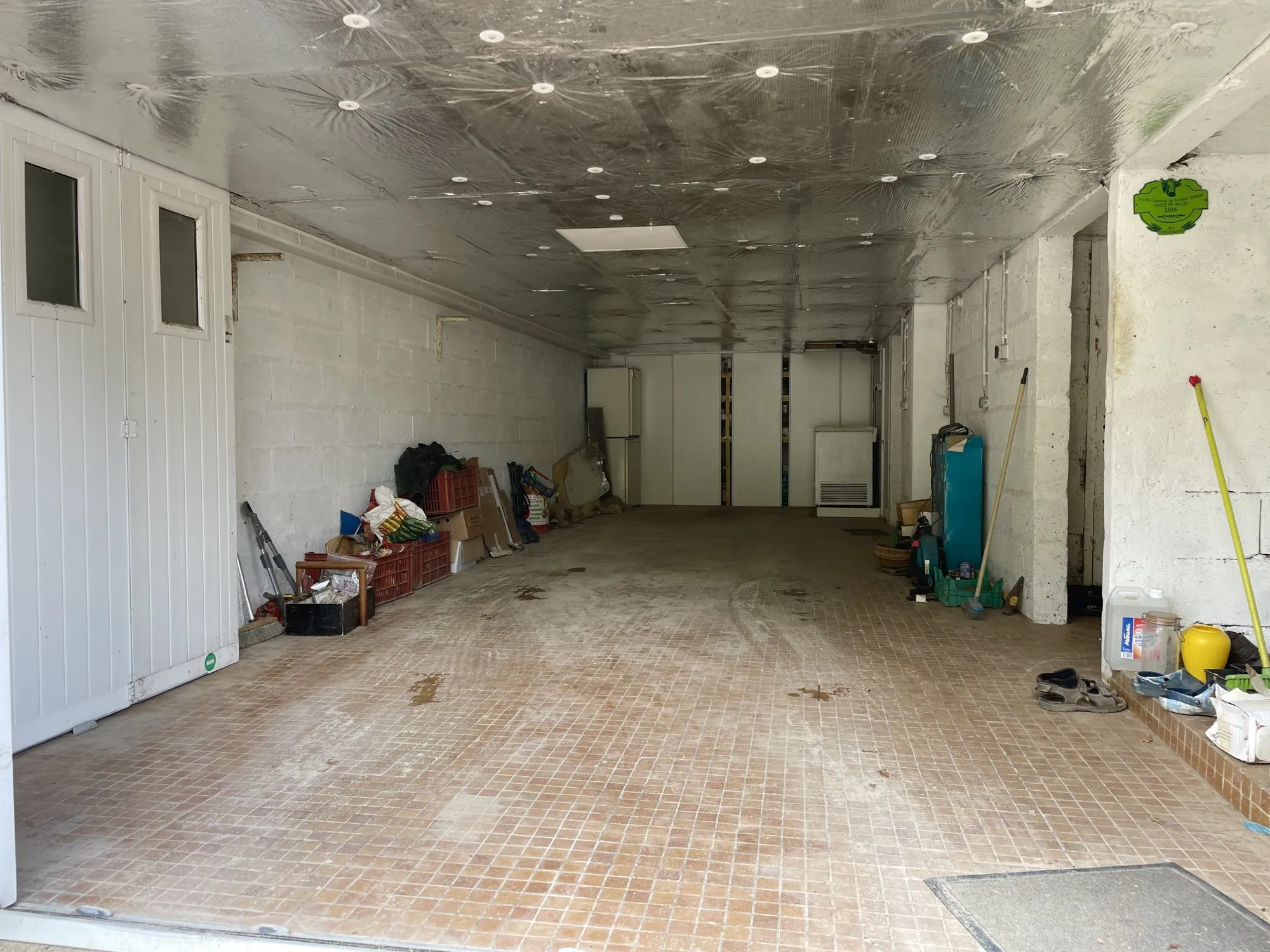 Sous-sol Pavillon individuel 3 chambres avec terrain et dépendances à Torcé-en-Vallée 
