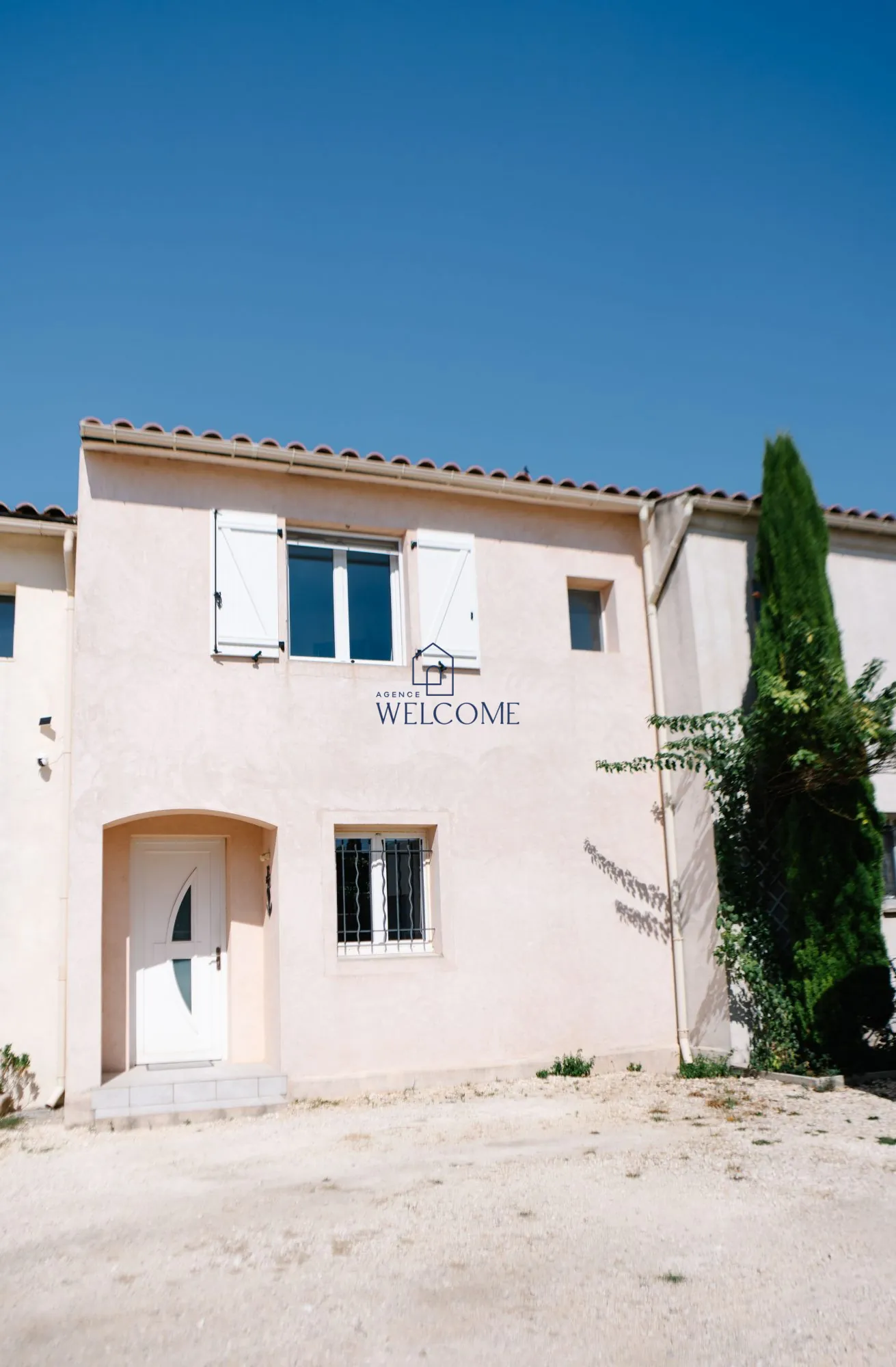 Maison jumelée à vendre à Connaux avec jardin et garage 