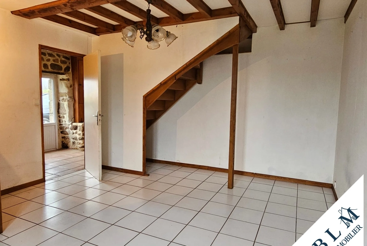 Maison en pierre à rénover à Carneville - 92m² avec dépendance et jardin 